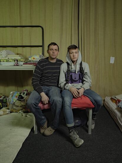 Serhiy Kravtchenko, con su hijo Nikita. Llegaron desde Vasylkiv, un pueblo de la región de Kiev. <i>“Mis amigos me dicen en mensajes que tal vez no volvamos a vernos”</i>, dice el chico, de 15 años.