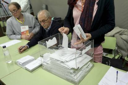 Recuento de votos en el colegio Ausias March, en Barcelona.