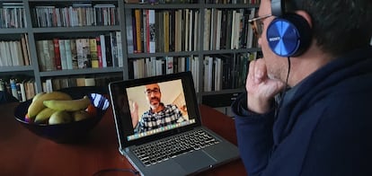 Gabi Martínez, hablando desde un ordenador, durante el 'streaming' de su charla para el CCCB.