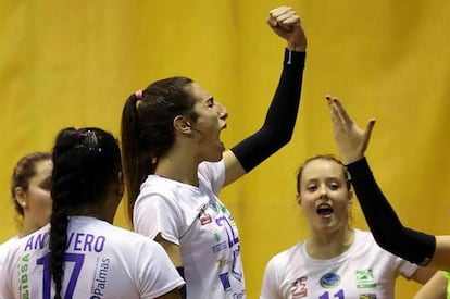La grancanaria Omaira Perdomo (centro), primera transexual en la Liga de voleibol femenino, celebra un punto con sus compañeras.