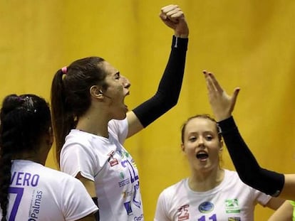 La grancanaria Omaira Perdomo (centro), primera transexual en la Liga de voleibol femenino, celebra un punto con sus compañeras.