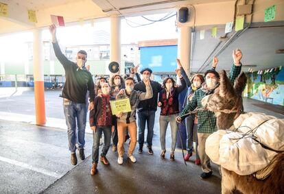 Los trabajadores del colegio Arteagabeitia de Barakaldo (Bizkaia) celebran un quinto premio en la Lotería de Navidad.