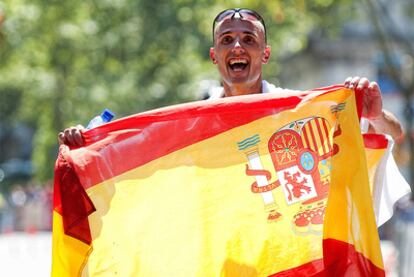 Chema Martínez posa con la bandera española tras lograr la  medalla de plata de maratón en el Europeo de Atletismo celebrado en Barcelona este año.