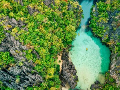 Laguna de la isla de Miniloc, en Bacuit (Palawan, Filipinas). 