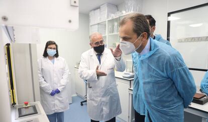 El ministro de Ciencia e Innovación, Pedro Duque, este jueves durante la visita a las instalaciones de una nueva factoría de la empresa Algenex.