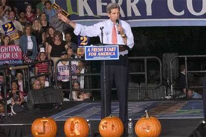 Kerry ha vivido la noche de Halloween con un acto electoral en Massachusetts.