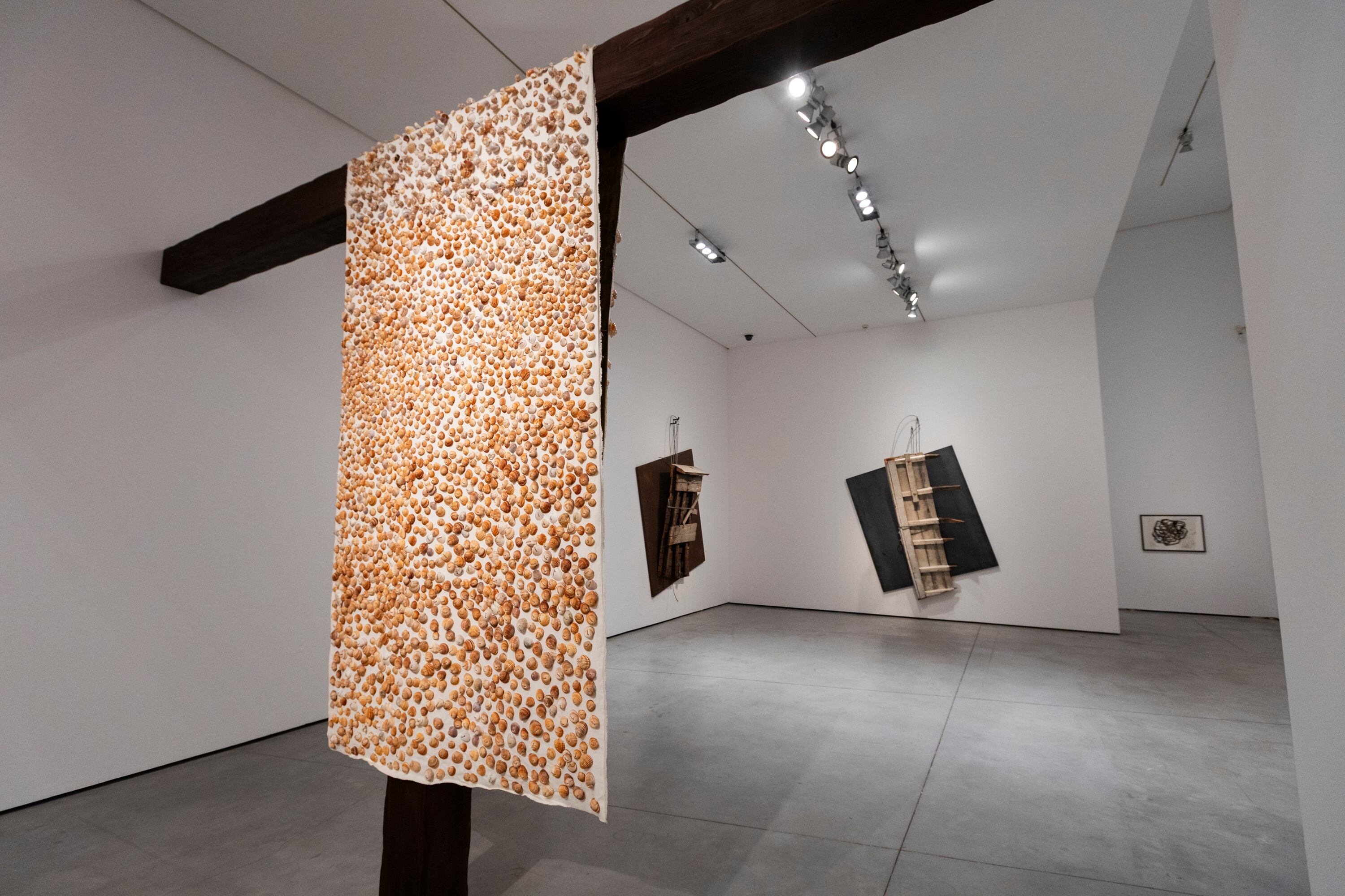 Exposición 'Laberinto sin Paredes', de Jannis Kounellis, en el museo Es Baluard en Palma de Mallorca.
