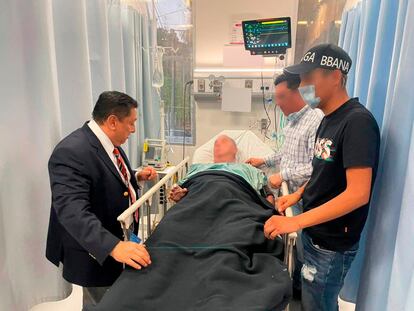 El fiscal de Morelos, Uriel Carmona, visita en el hospital al obispo Salvador Rangel, la tarde del lunes en Cuernavaca.