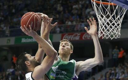 El pivot Fran V&aacute;zquez intenta evitar un lanzamiento de Felipe Reyes, en el Palacio de los Deportes de Madrid.