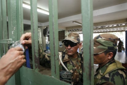 Dos soldados salvadoreños vigilan la entrada de la prisión de Chalatenango.