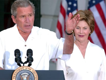 El presidente George W. Bush y su esposa, Laura, durante una recepción ayer en la Casa Blanca.