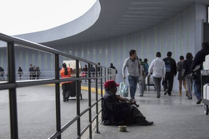 Un hombre toca el viol&iacute;n sobre un pasaje que conecta el metro con el aeropuerto de la Ciudad de M&eacute;xico.