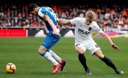 Javi López disputa el balón con Wass.