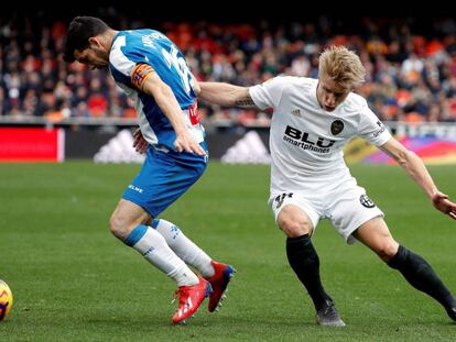 Javi López disputa el balón con Wass.