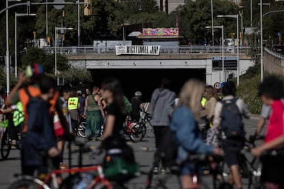 Punto final de la protesta reivindicando que no se desmantele el carril bici de la Via Augusta de Barcelona, en la boca del túnel de Vallvidrera, con la pancarta que pide un carril en su interior para conectar con el Vallès.