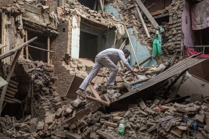 Un home busca supervivents a la localitat de Bhaktapur, al Nepal.