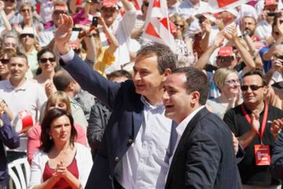 El presidente del Gobierno, José Luis Rodríguez Zapatero, junto con el candidato socialista a la Generalitat valenciana, Jorge Alarte.