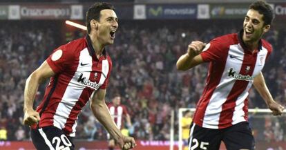 Aduriz celebra su tercer gol al Bar&ccedil;a junto a Sabin Merino.