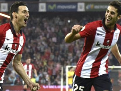 Aduriz celebra su tercer gol al Bar&ccedil;a junto a Sabin Merino.