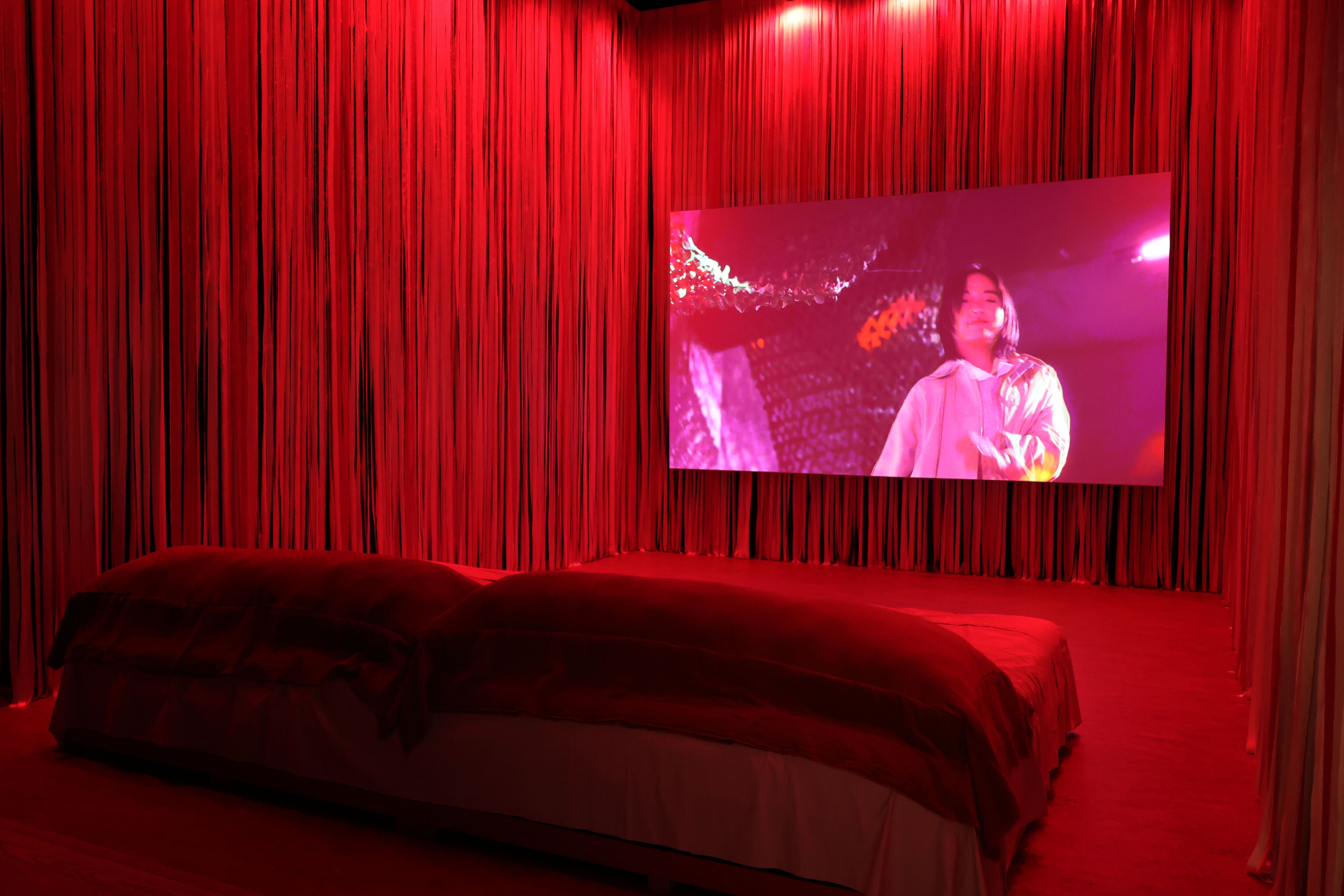 La instalación 'In Her Time (Iris’s Version)' (2023–24), de Diane Severin Nguyen.