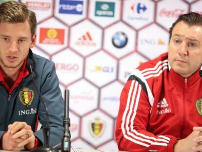 Vertonghen (i) y Wilmots en una rueda de prensa.