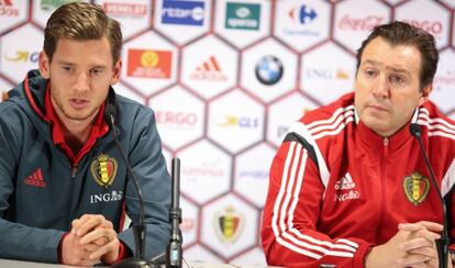 Vertonghen (i) y Wilmots en una rueda de prensa.