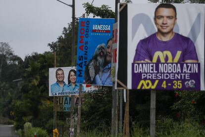 Publicidad de los candidatos Daniel Noboa y Luisa González, en la localidad de El Carmen, provincia de Manabí.