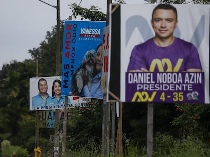 Publicidad de los candidatos Daniel Noboa y Luisa González, en la localidad de El Carmen, provincia de Manabí.