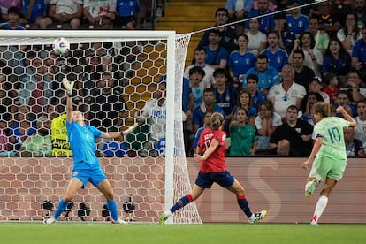 Cristiana Girelli marca el segundo gol de la selección italiana. 