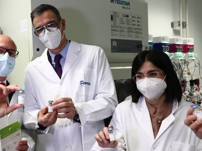 Desde la izquierda, David Nogareda, presidente de Hipra; Pedro Sánchez, presidente del Gobierno, y Carolina Darias, ministra de Sanidad, en una visita a la fábrica de la empresa en abril.