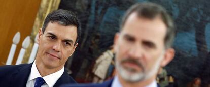 El Rey Felipe Felipe VI (derecha), y el presidente del Gobierno en funciones, Pedro Sánchez (al fondo).