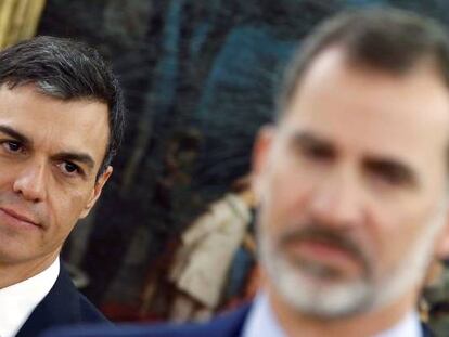 El Rey Felipe Felipe VI (derecha), y el presidente del Gobierno en funciones, Pedro Sánchez (al fondo).