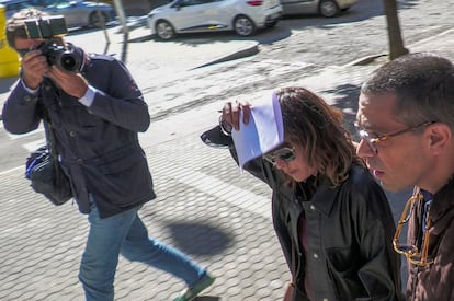 María León, al salir del Juzgado de guardia de Sevilla para someterse a un juicio rápido tras ser detenida el 1 de octubre tras agredir, presuntamente, a una agente.