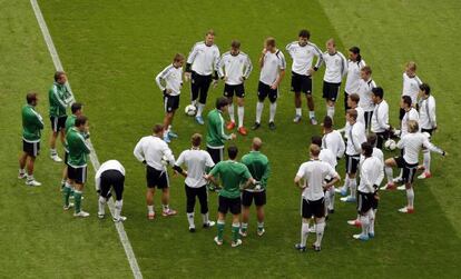 Low conversa con los jugadores alemanes.
