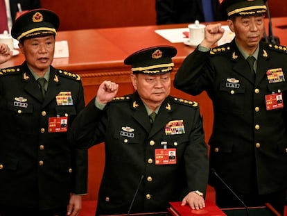 Zhang Youxia (en el centro) jura el cargo como nuevo vicepresidente de la Comisión Militar Central, el pasado día 11, durante la Asamblea Nacional Popular, en Pekín.