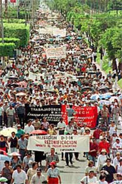 Miles de profesores piden un aumento de sus jubilaciones, el lunes en Chiapas.