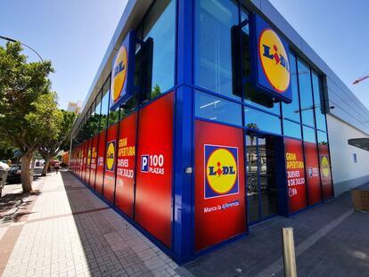 Exterior de una tienda de Lidl en Málaga.