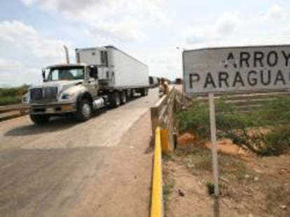 Un camión transita por el paso fronterizo en Paraguachon, en el estado venezolano de Zulia. EFE/Archivo