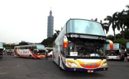 Varios autobuses de turistas chinos permanecen aparcados en el aparcamiento del rascacielos 101 de Taipei en Taiwán. EFE/Archivo