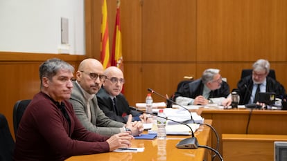 Los 'paparazzi' Gustavo González (izquierda) y Diego Arrabal (segundo por la izquierda), este martes 23 de enero en la Audiencia de Barcelona.