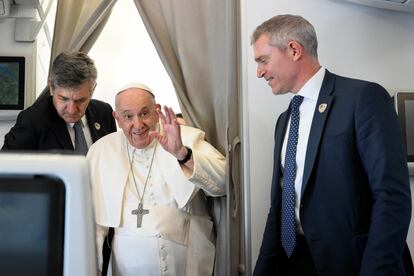 El papa Francisco en el avión que lo llevaba de Sudán del Sur a Roma este domingo.