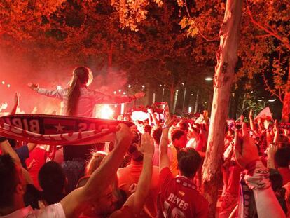 Aficionados del Sevilla celebran la Europa League. 