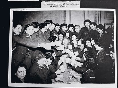 Navidad en el cuartel en 1940 y compañeras del ejército.