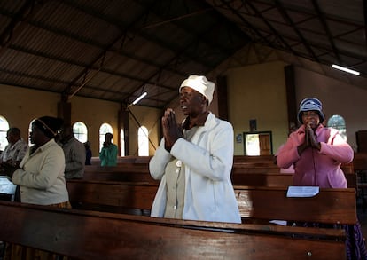Feligreses rezan de pie en misa durante un servicio religioso tras la muerte del Papa en Marondera, al este de la capital Harare, Zimbabue, el martes.