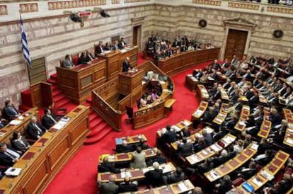 El Parlamento de Grecia ha aprobado por mayoría absoluta el programa de austeridad para hacer frente a la crisis económica