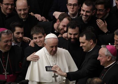 El Papa Francisco posa para una foto con un grupo de sacerdotes al final de su audiencia general de los miércoles en el Salón Pablo VI, en el Vaticano.