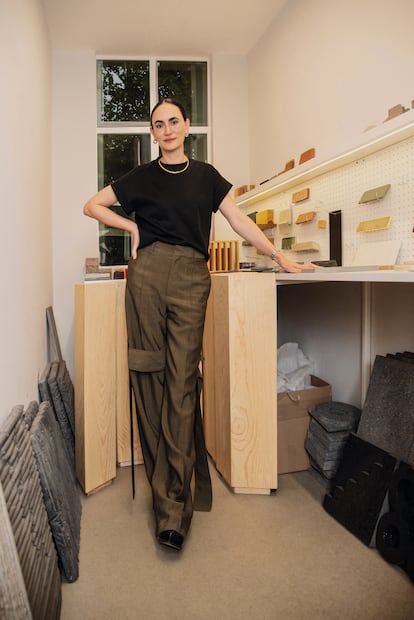 Frida Escobedo, en su estudio junto a los materiales que emplea en sus proyectos.