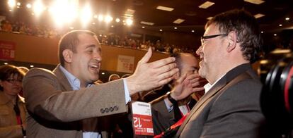 Jorge Alarte felicita a Ximo Puig tras la elección de este último como nuevo secretario general del PSPV-PSOE.