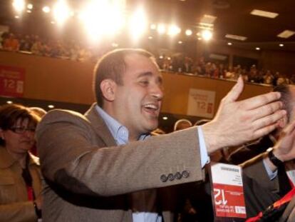 Jorge Alarte felicita a Ximo Puig tras la elección de este último como nuevo secretario general del PSPV-PSOE.