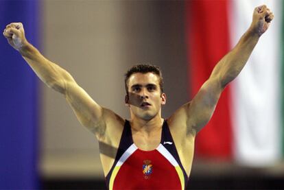 Carballo celebra su victoria a la salida de la paralelas, en los campeonatos de Europa de Gimnasia de 2005.